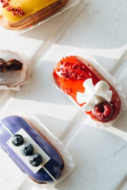 Sır ile lezzetli eklerleri kümesi renkli tatlı