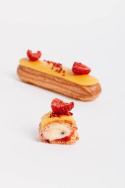 sarı sır ve ahududu ile lezzetli eklerleri kümesi