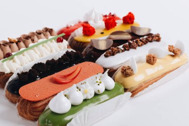 Sır ile lezzetli eklerleri kümesi renkli tatlı