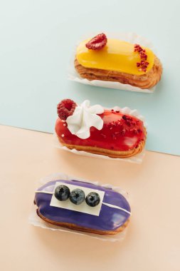 Sır ile lezzetli eklerleri kümesi renkli tatlı