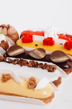 Sır ile lezzetli eklerleri kümesi renkli tatlı