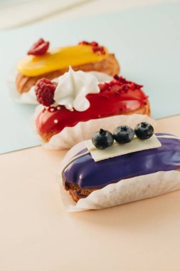 Sır ile lezzetli eklerleri kümesi renkli tatlı