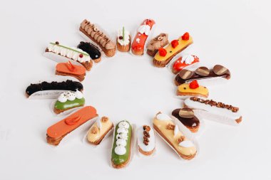 Set yuvarlak çerçeve içinde düzenlenmiş sır ile lezzetli tatlılar 