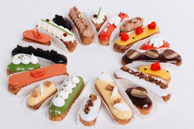 Set yuvarlak çerçeve içinde düzenlenmiş sır ile lezzetli tatlılar 