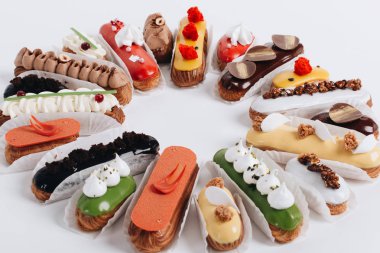 Set yuvarlak çerçeve içinde düzenlenmiş sır ile lezzetli tatlılar 