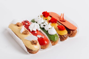 renkli sır ile lezzetli eklerleri satırı