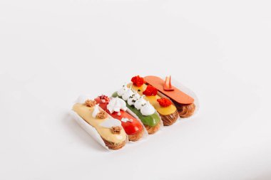 Sır ile lezzetli eklerleri kümesi renkli tatlı