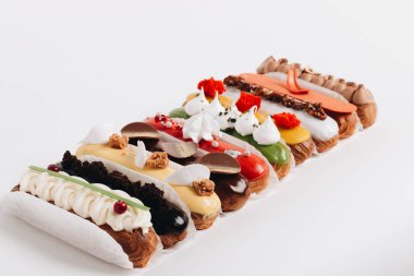 renkli sır ile lezzetli eklerleri satırı