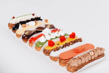 renkli sır ile lezzetli eklerleri satırı