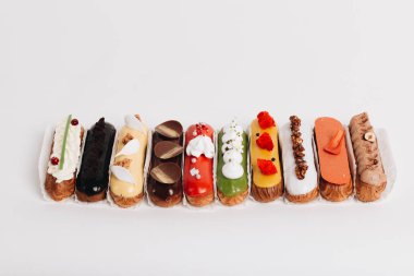 renkli sır ile lezzetli eklerleri satırı