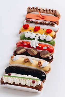 renkli sır ile lezzetli eklerleri satırı