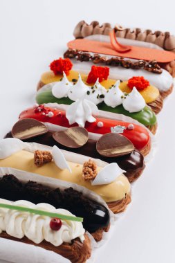 renkli sır ile lezzetli eklerleri satırı