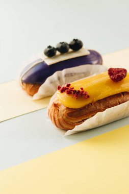 sır ile iki lezzetli eklerleri renkli tatlı 