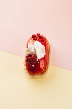 Kırmızı sır ve ahududu, tatlı tatlı lezzetli pasta 