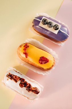 Sır ile lezzetli eklerleri kümesi renkli tatlı