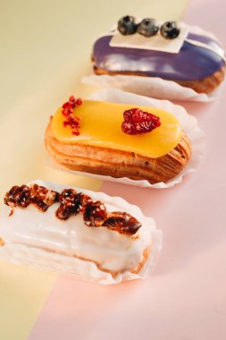 Sır ile lezzetli eklerleri kümesi renkli tatlı