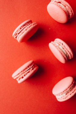 kompozisyon üzerinde kırmızı tablo şekerli tatlı lezzetli pembe macaroons 