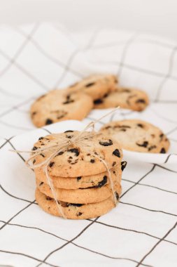 kumaş üzerine lezzetli ev yapımı çikolatalı gevrek kurabiye 