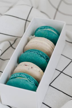 Masa örtüsü, tatlı tatlı üzerinde lezzetli kurabiye kutusu 