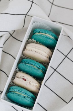 kompozisyon üzerinde masa örtüsü, tatlı tatlı lezzetli macaroons 