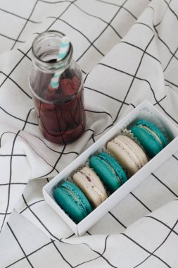 kompozisyon kumaş, tatlı tatlı üzerine lezzetli macaroons 