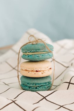 kompozisyon üzerinde masa örtüsü, tatlı tatlı lezzetli macaroons 