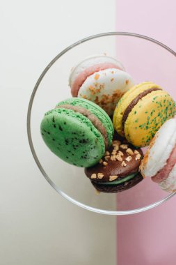 kompozisyon cam kase, tatlı tatlı lezzetli macaroons 