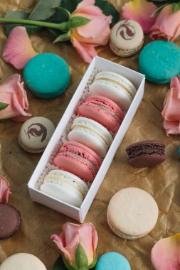 Lezzetli kurabiye hediye kutusu ve gül bileşimi