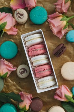 Lezzetli kurabiye hediye kutusu ve gül bileşimi