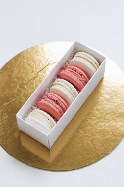 hediye kutusunda, tatlı tatlı lezzetli macaroons bileşimi 