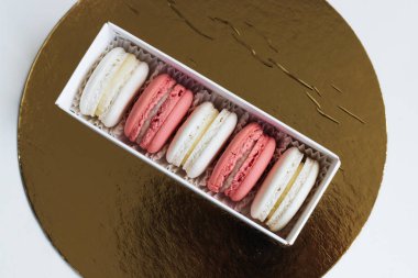 hediye kutusunda, tatlı tatlı lezzetli macaroons bileşimi 