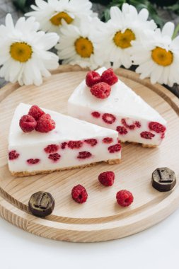 lezzetli kek ahududu ahşap tahta üzerinde ile iki adet