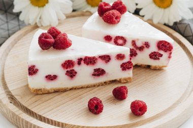 lezzetli kek ahududu ahşap tahta üzerinde ile iki adet