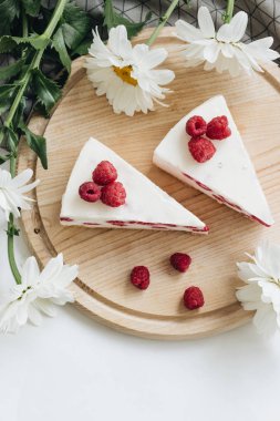 lezzetli kek ahududu ahşap tahta üzerinde ile iki adet