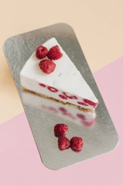 ahududu, tatlı tatlı ile lezzetli kek parçası 