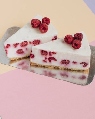 lezzetli kek ahududu, tatlı tatlı ile iki adet 