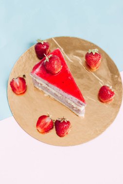 lezzetli kek çilek, iki adet tatlı tatlı 