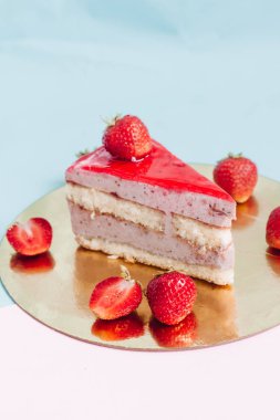 lezzetli kek çilek, iki adet tatlı tatlı 