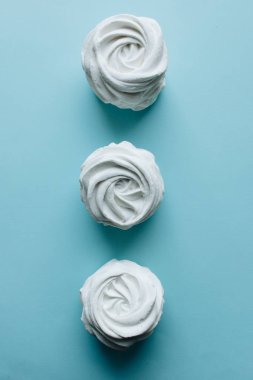 mavi zemin üzerine lezzetli tatlı şekerleme