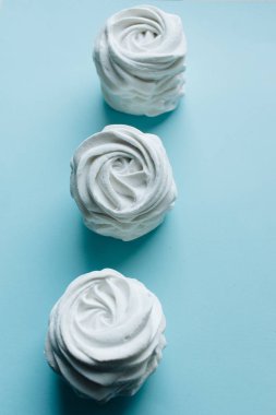 mavi zemin üzerine lezzetli tatlı şekerleme