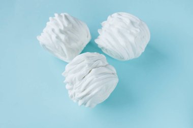 mavi zemin üzerine lezzetli tatlı şekerleme