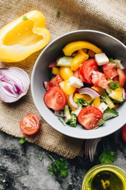 lezzetli Yunan salatası veya Horiatiki salatası malzemeler ile 