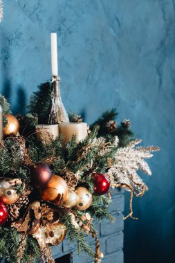 Çam kozalakları ve şömine ışıltılı topları ile Noel dekorasyon