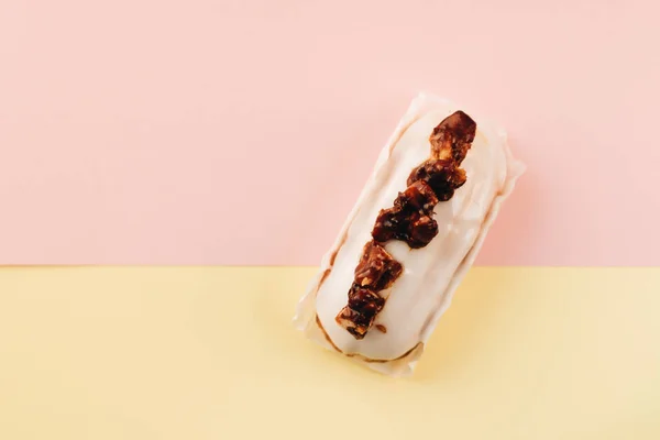 Delicioso Eclair Com Esmalte Branco Sobremesa Doce — Fotografia de Stock