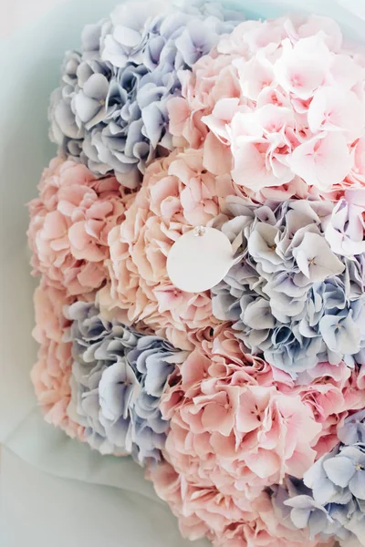 Schöner Frühlingsstrauß Mit Zartrosa Und Blauen Hortensienblüten — Stockfoto