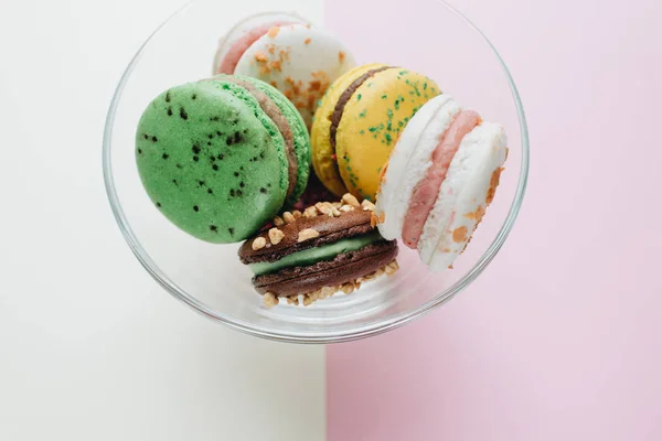 Komposition Aus Köstlichen Makronen Glasschale Süßes Dessert — Stockfoto