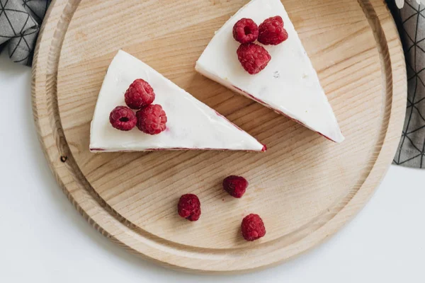 Deux Morceaux Délicieux Gâteau Aux Framboises Sur Une Planche Bois — Photo