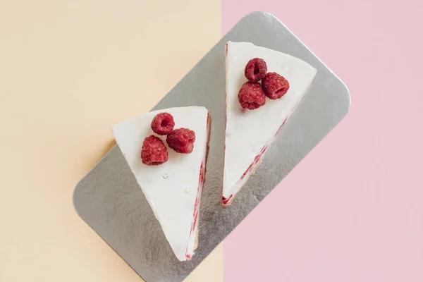 Deux Morceaux Délicieux Gâteau Aux Framboises Dessert Sucré — Photo