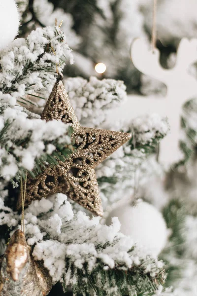 Ozdobione Choinki Snowy Gałązki — Zdjęcie stockowe