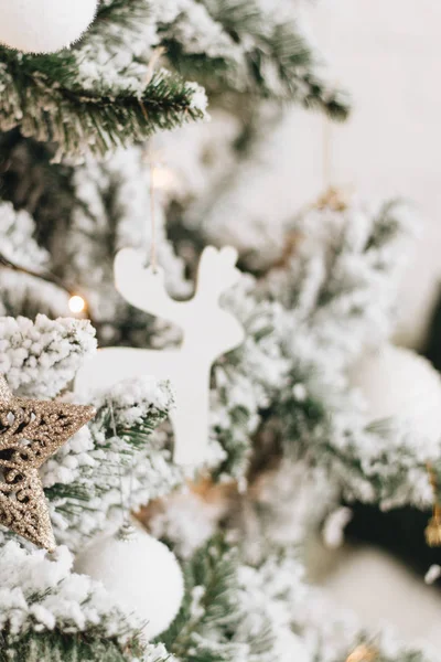 Zdobené Vánoční Strom Zasněžené Větvičky — Stock fotografie